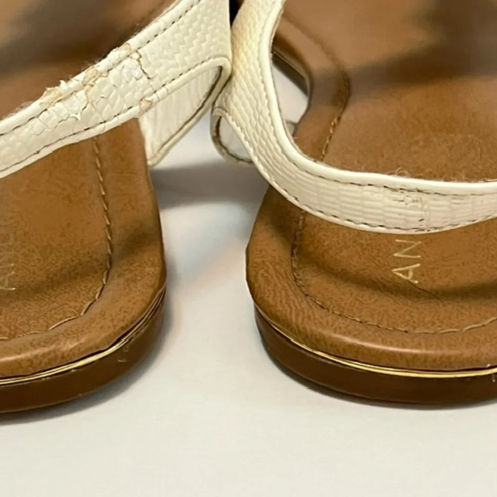 Andiamo Adanielle Womens White & Tan Flower Thong Sandals Size 8.5